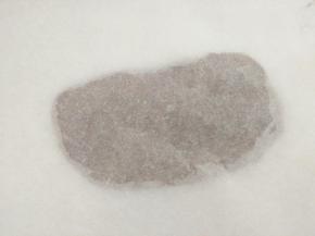 取两块硅油纸，上下两面包裹住面团。