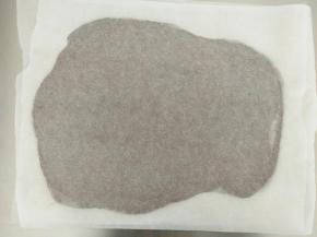 用擀面杖将面团推成片状