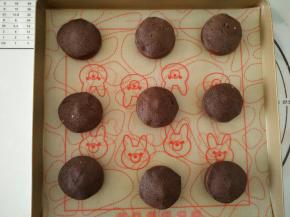 轻轻的揭下来盖在泡芙上面。