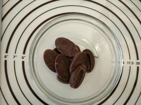 准备纯脂巧克力币。