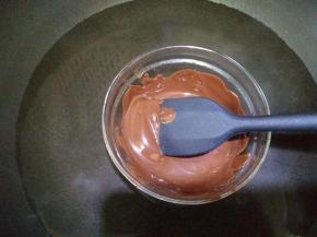 隔热水融化，要不停的搅拌，化了马上取出，时间长了容易水油分离。