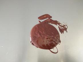 倒在不锈钢案板上，最好是大理石案板。