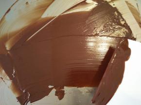 用刮板反复刮几下，巧克力变粘稠了马上装入裱花袋。