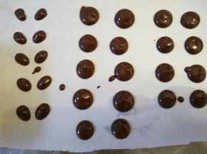 在油纸上挤出熊猫的耳朵、眼睛、小手，待巧克力凝固即可。