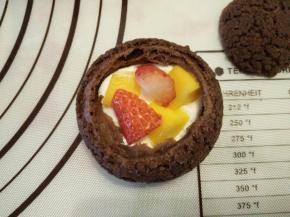 淡奶油加糖打发，挤入打好的淡奶油，放上草莓和芒果丁。