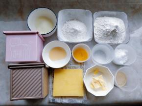 准备好各种食材，无盐黄油切成小块，在室温下软化。