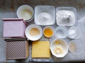 准备好各种食材，无盐黄油切成小块，在室温下软化。