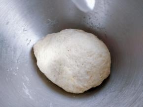 将除黄油外的所有食材依次倒入厨师机搅拌桶内，初步揉成团（酵母粉不要直接接触糖盐）。