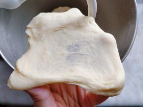 继续揉面，将面团揉至出筋，能拉出厚膜的状态。