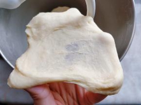 继续揉面，将面团揉至出筋，能拉出厚膜的状态。