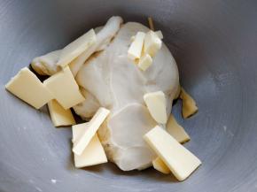 加入软化后的黄油后继续揉面。