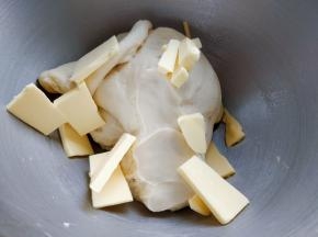 加入软化后的黄油后继续揉面。