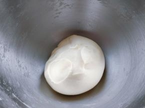 把面团揉至完全吸收了黄油，变得光滑细腻。