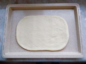 把面团擀成长方形厚片，盖好保鲜膜入冰箱冷冻1小时（擀平后的面团中心和边缘的温度才能一致，如果是团状，中心温度会高于边缘）。