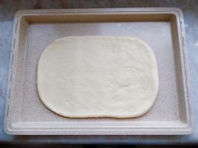 把面团擀成长方形厚片，盖好保鲜膜入冰箱冷冻1小时（擀平后的面团中心和边缘的温度才能一致，如果是团状，中心温度会高于边缘）。
