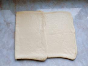 将面片分成三等分，左右两端依次朝中间折叠。