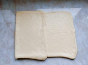 将面片分成三等分，左右两端依次朝中间折叠。