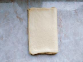 如图完成第一次三折。