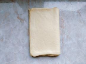 如图完成第一次三折。