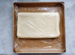 将第一次三折好的面片盖好保鲜膜，入冰箱冷藏松弛20分钟。