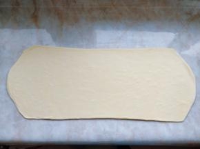 取出面片，旋转90度，重新擀成长方形片状。