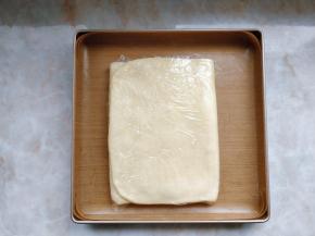 盖好保鲜膜，再入冰箱冷藏松弛20分钟，之后再同样完成第三次三折。