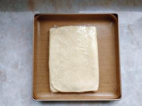 盖好保鲜膜，再入冰箱冷藏松弛20分钟，之后再同样完成第三次三折。