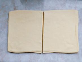 把第三次三折后的面团从冰箱里取出，擀成厚约1cm的片，从中间切开（分成两个方形吐司盒的量，Hello Kitty模要比金色波纹模稍大一些，可分成6：4）。