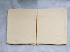 把第三次三折后的面团从冰箱里取出，擀成厚约1cm的片，从中间切开（分成两个方形吐司盒的量，Hello Kitty模要比金色波纹模稍大一些，可分成6：4）。