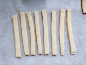 将其中一份面团切出6条手指粗的条。