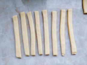 将其中一份面团切出6条手指粗的条。