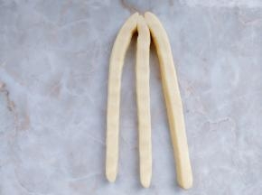 把切面朝上，顶部捏合在一起。