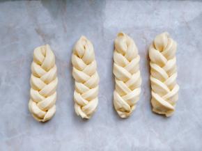 按照编三股辫的方法编好。