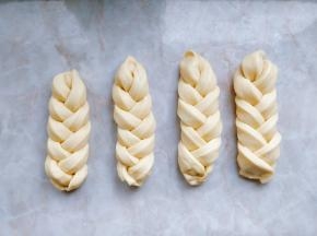 按照编三股辫的方法编好。