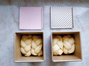 把两端捏和卷起，两两放入方形吐司盒中。