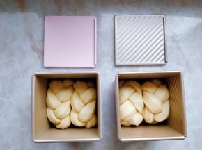 把两端捏和卷起，两两放入方形吐司盒中。