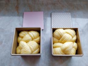 待面团发酵到九分满，在表面刷少许蛋黄液（蛋黄加少许水调匀）。