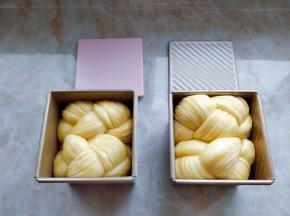 待面团发酵到九分满，在表面刷少许蛋黄液（蛋黄加少许水调匀）。