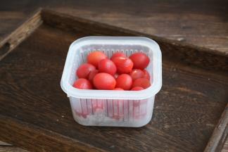 将每粒小番茄的皮剥下去，放在冰箱里冷藏半个小时。
一是为了沥干水分，另外一个是冰爽的小番茄更好吃。