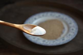 在九制陈皮粉里加入1勺的白砂糖，搅拌均匀。