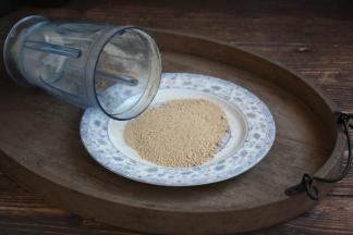 用料理机将九制陈皮打成粉，研磨的越细，陈皮小番茄口感更好吃。