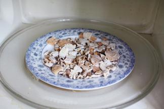 先用微波炉将九制陈皮加热2分钟，九制陈皮会变得干爽，更便于研磨成粉。