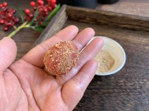 将冷藏后的小番茄裹上陈皮粉，精置10分钟，或者放入冰箱里冷藏10分钟，陈皮粉渗入小番茄后味道极佳。