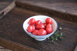 将小番茄的蒂去掉，清洗干净。