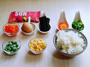 准备食材，胡萝卜用模具压出圆形备用。