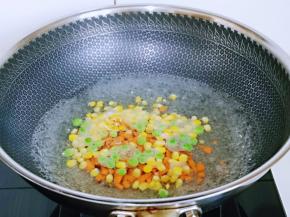 将胡萝卜丁，玉米粒，豌豆粒焯水，水开后下锅，大火煮1分钟捞出淋干水分备用。