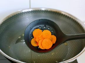 胡萝卜片焯水，水开下锅，烫30秒捞出。