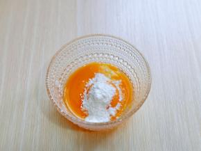 1个鸡蛋磕碗里，加入淀粉。