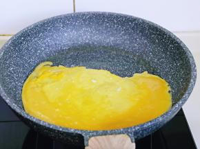 起锅，不粘锅刷上一层薄薄的食用油，再倒入打散的蛋液，小火剪至表面蛋液凝固即可关火。