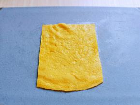 煎好的蛋皮切出与便当盒一样的宽窄。(做小熊的被子)